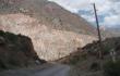 Kaln suspausto kelio poskis Tadikistano kalnuose