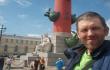 Nejudanti boba ir judrus keliautojas prie rostralins kolonos Sankt Peterburge