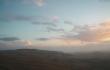 Besileidianios sauls nuspalvinti debesys vir Jordanijos kalv ir dykyni