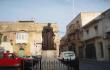 Monsinjoras Luigi Vella atsimenamas Gozo salos sostinje. Turbt yra u k
