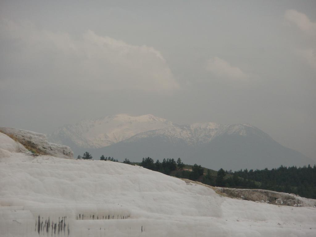 Pamukkale, neinomas kalnas snieguota virne